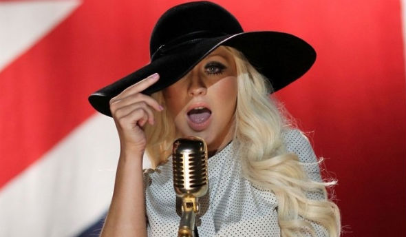 Christina Aguilera Moves Like Jagger